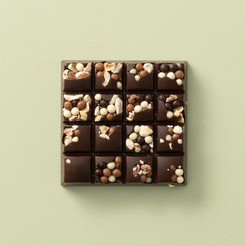Chocolates For You choc block puur Nuts About Crunch 100 gram met crunchy bolletjes en stukjes noot Chocolates For You choc block puur Nuts About Crunch 100 gram met crunchy bolletjes en stukjes noot