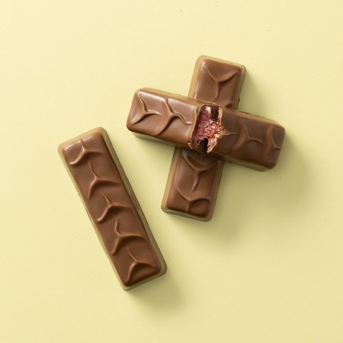 Chocolates For You choc bars Red fruit met melkchocolade en romige roodfruitvulling, 3 stuks op gele achtergrond
