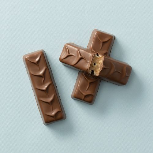 Chocolates For You choc bars Caramel kiss met melkchocolade en romige karamenvulling, 3 stuks op lichtblauwe achtergrond