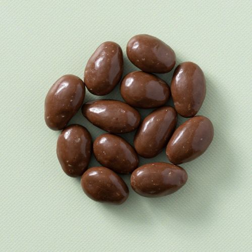 Melkchocolade amandelen in een rondje bij elkaar Melkchocolade amandelen in een rondje bij elkaar