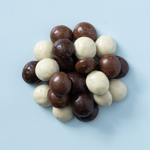 Chocolade kruidnoten gemengd biologisch op een blauwe achtergrond Chocolade kruidnoten gemengd biologisch op een blauwe achtergrond