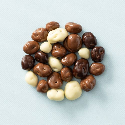 Biologische chocolade rozijnen gemengd met witte, melk- en pure chocolade