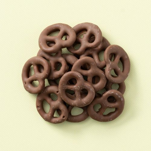 Pretzels melk op een hoop gestapeld