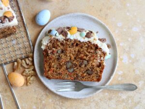 Worteltaart met roomkaasglazuur en paaseitjes