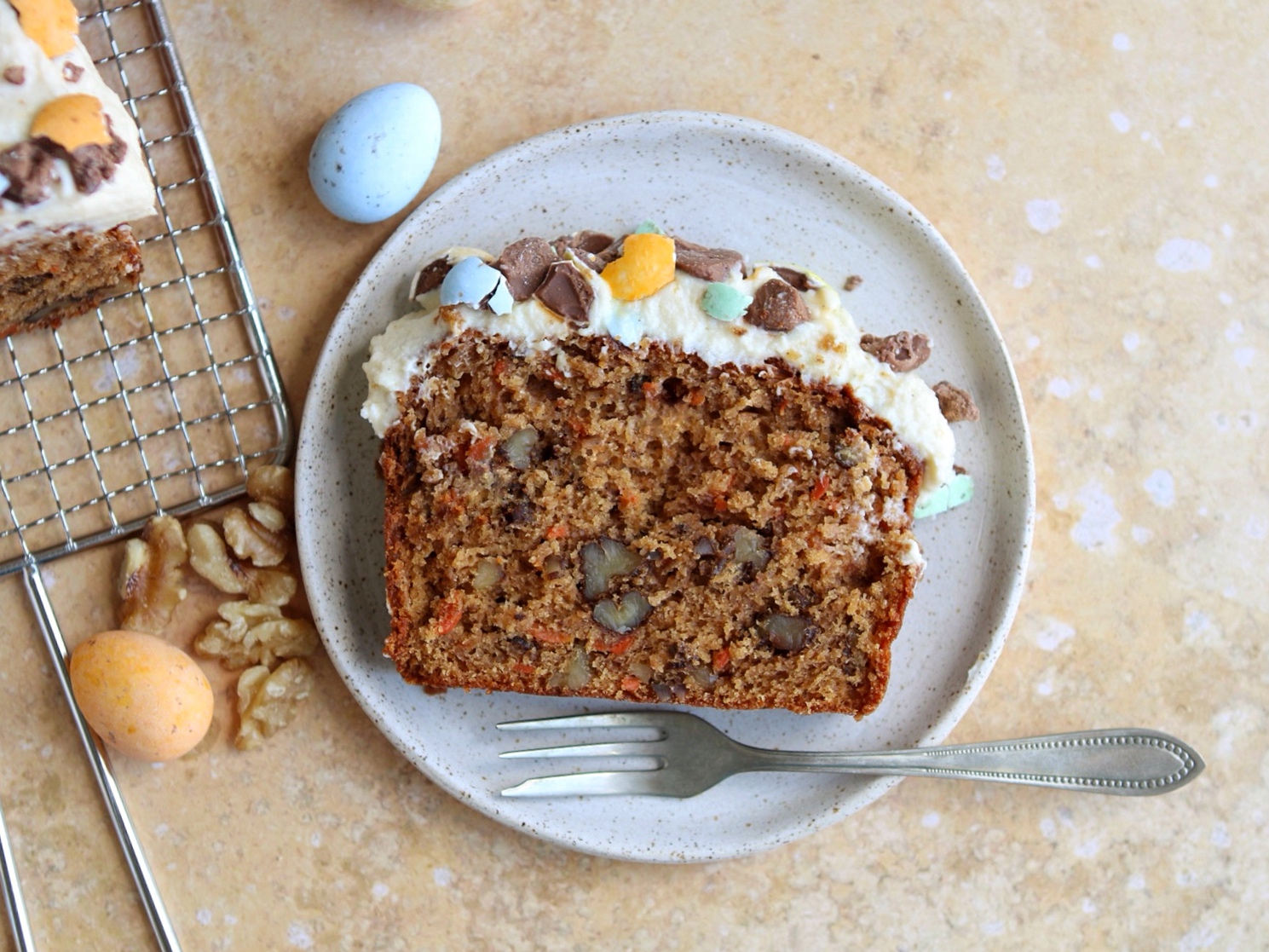 Worteltaart met roomkaasglazuur en paaseitjes