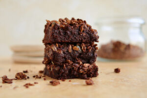 Brownies met tahinswirl en krokante granola