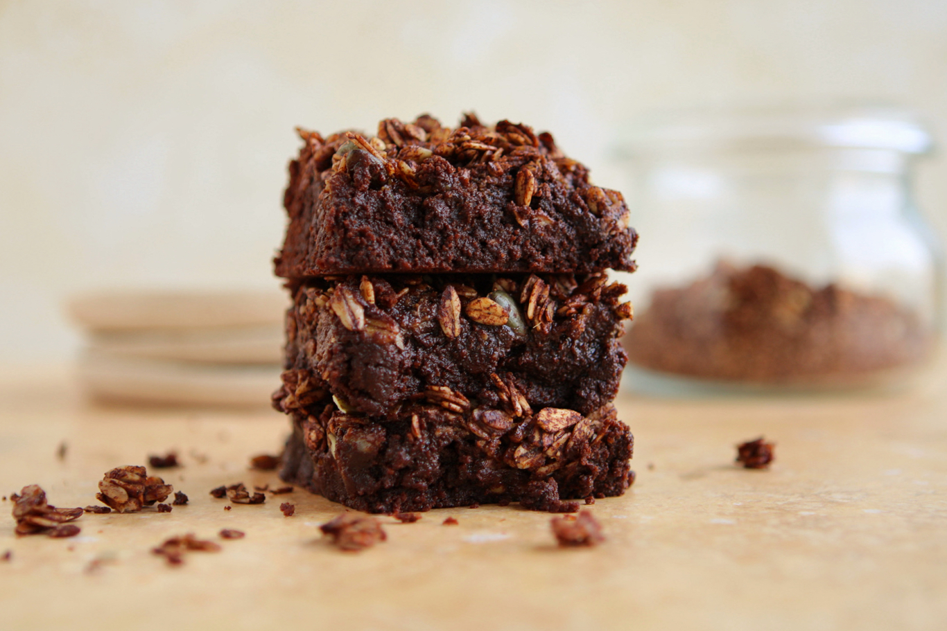 Brownies met tahinswirl en krokante granola