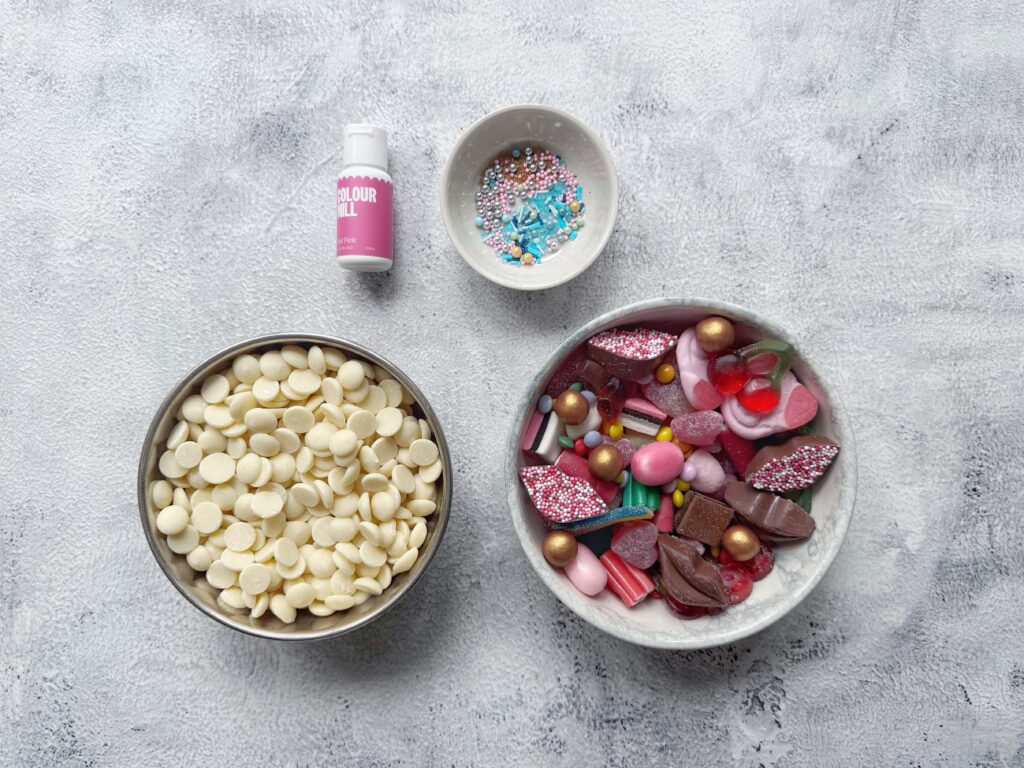 Alle ingredïenten in kommetjes voor een piñata chocolade hart