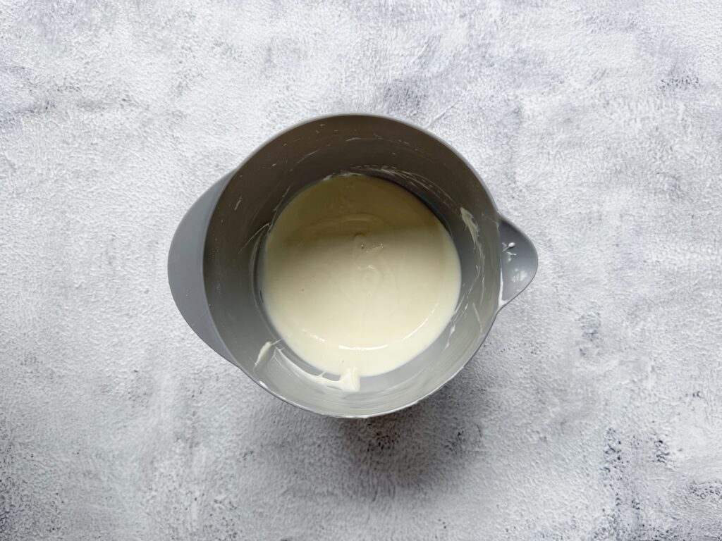 Gesmolten chocoladedruppels in een kom voor een piñata chocolade hart