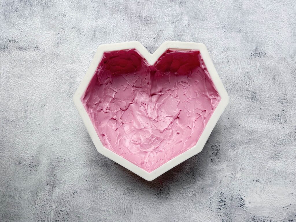 Het uitharden van de gesmolten chocolade in het siliconen hart