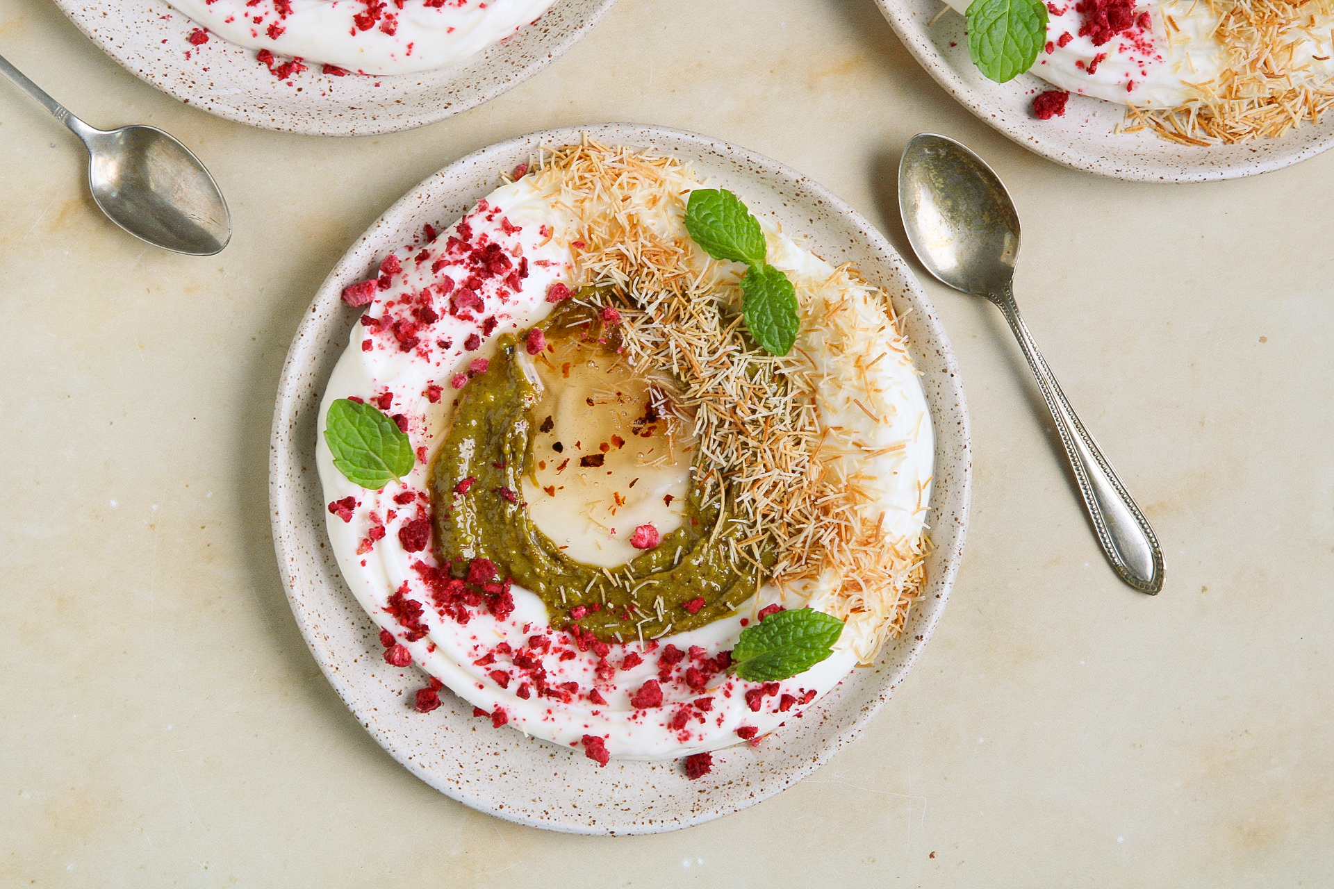 Hangop met pistache, kadayif en chilihoning Hangop met pistache, kadayif en chilihoning