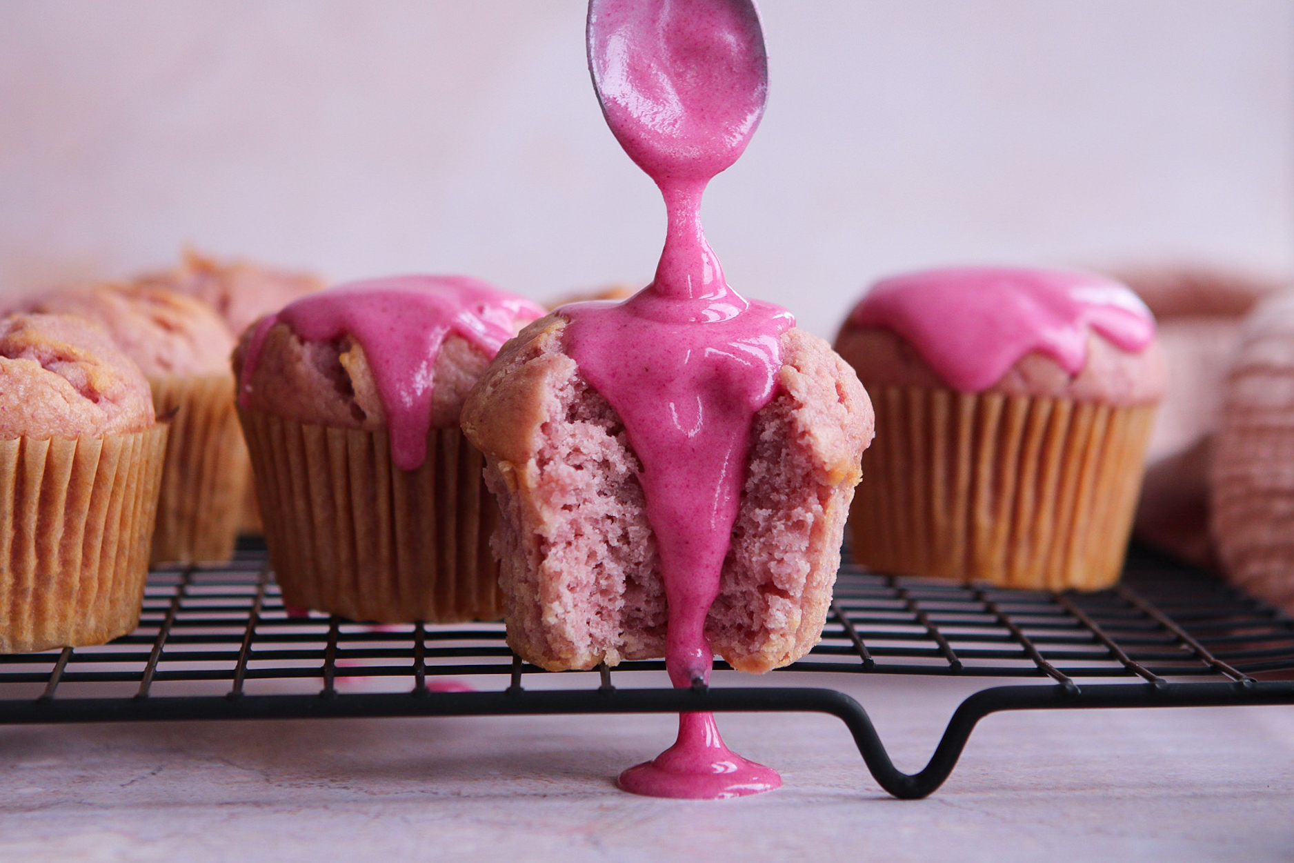 Zoete-aardappelmuffins met roze glazuur Zoete-aardappelmuffins met roze glazuur