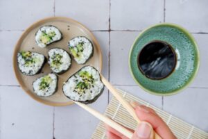 Sushi met avocado en komkommer