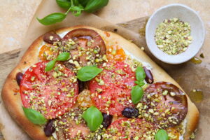 Zomerse pinsa met ricotta en tomaat