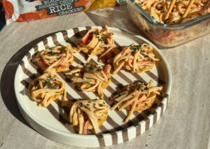 Sesam rice crackers met viral surimi salade