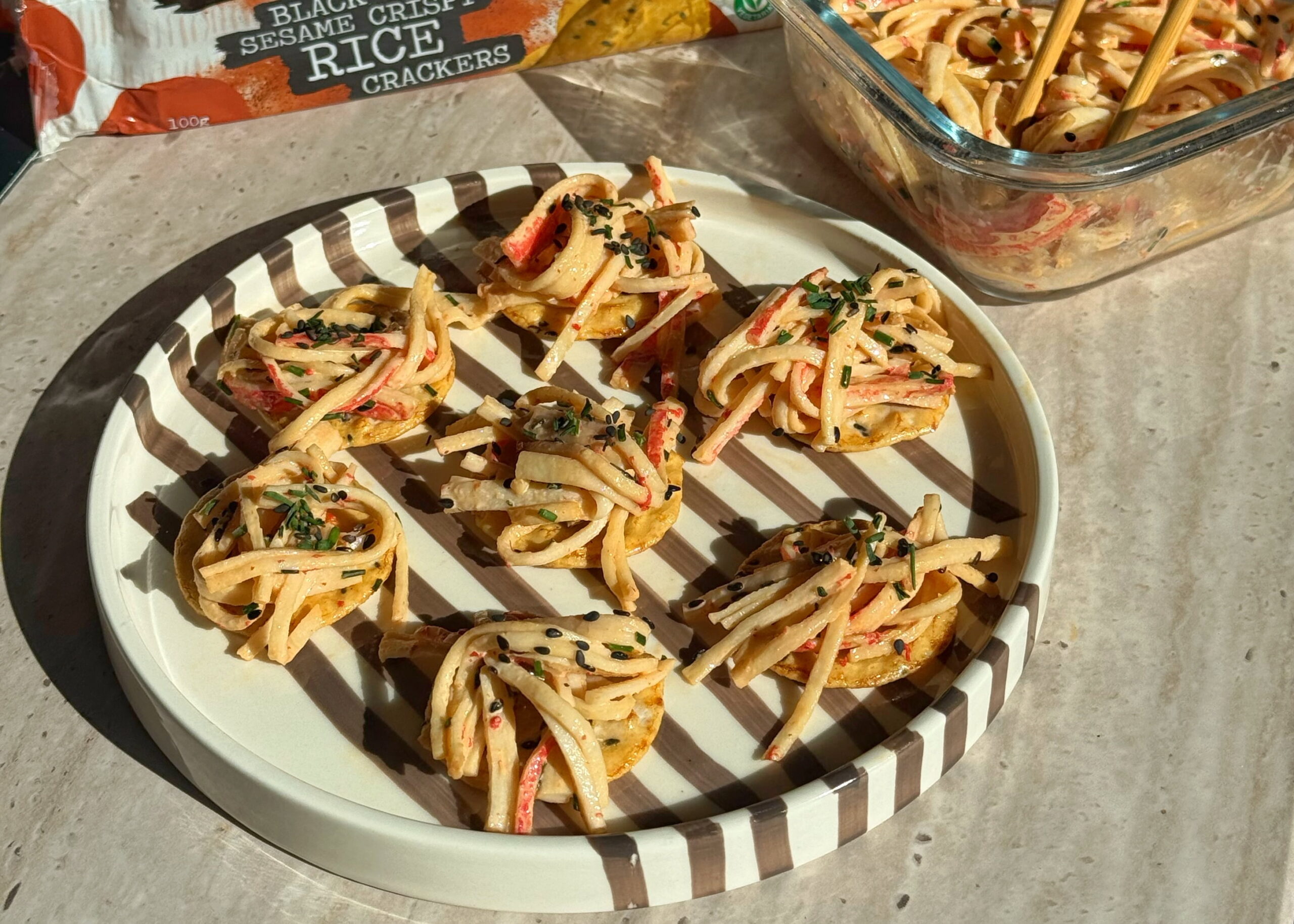 Sesam rice crackers met viral surimi salade
