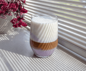 Iced ube latte met zelfgemaakte vanillesiroop