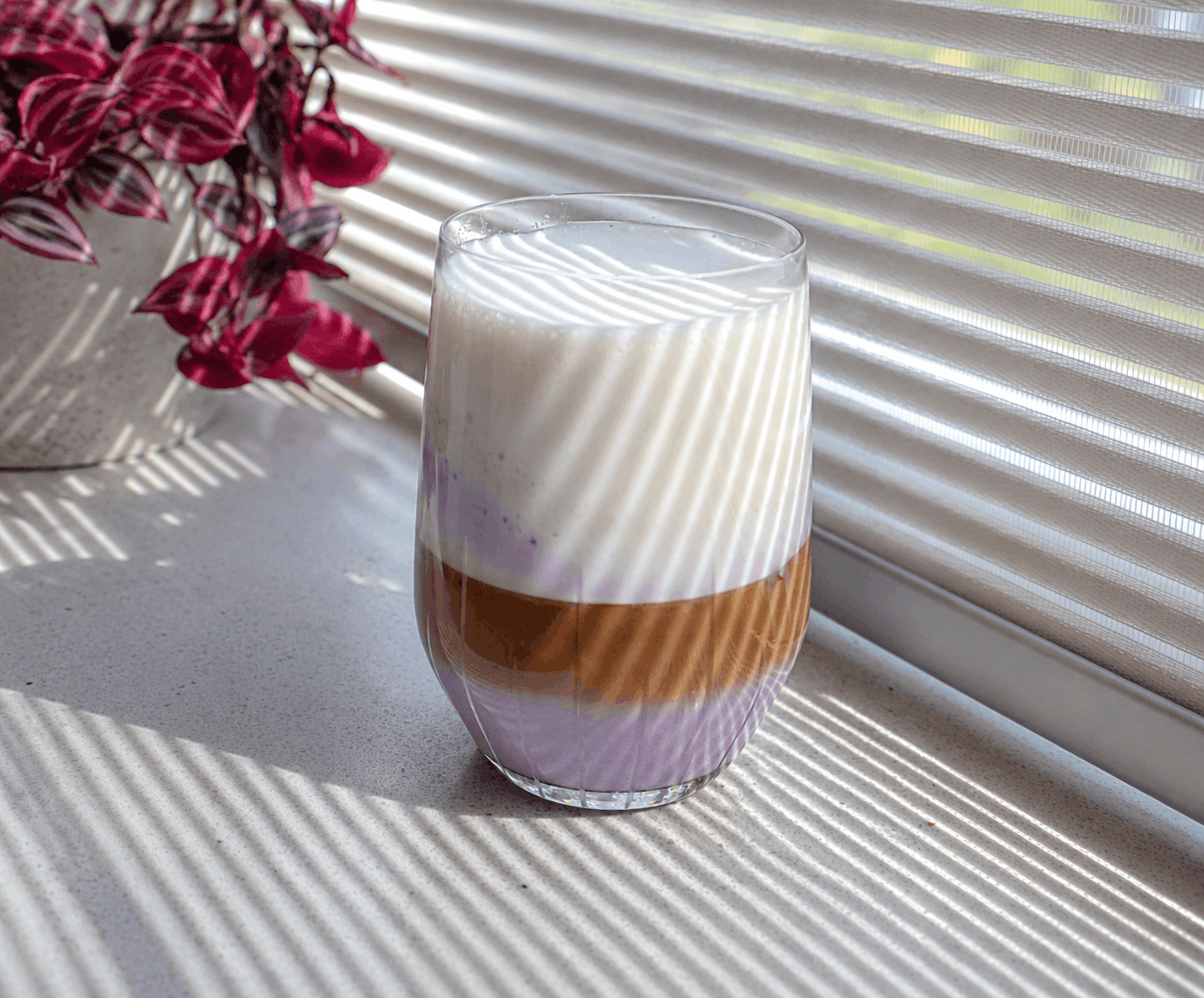 Iced ube latte met zelfgemaakte vanillesiroop Iced ube latte met zelfgemaakte vanillesiroop