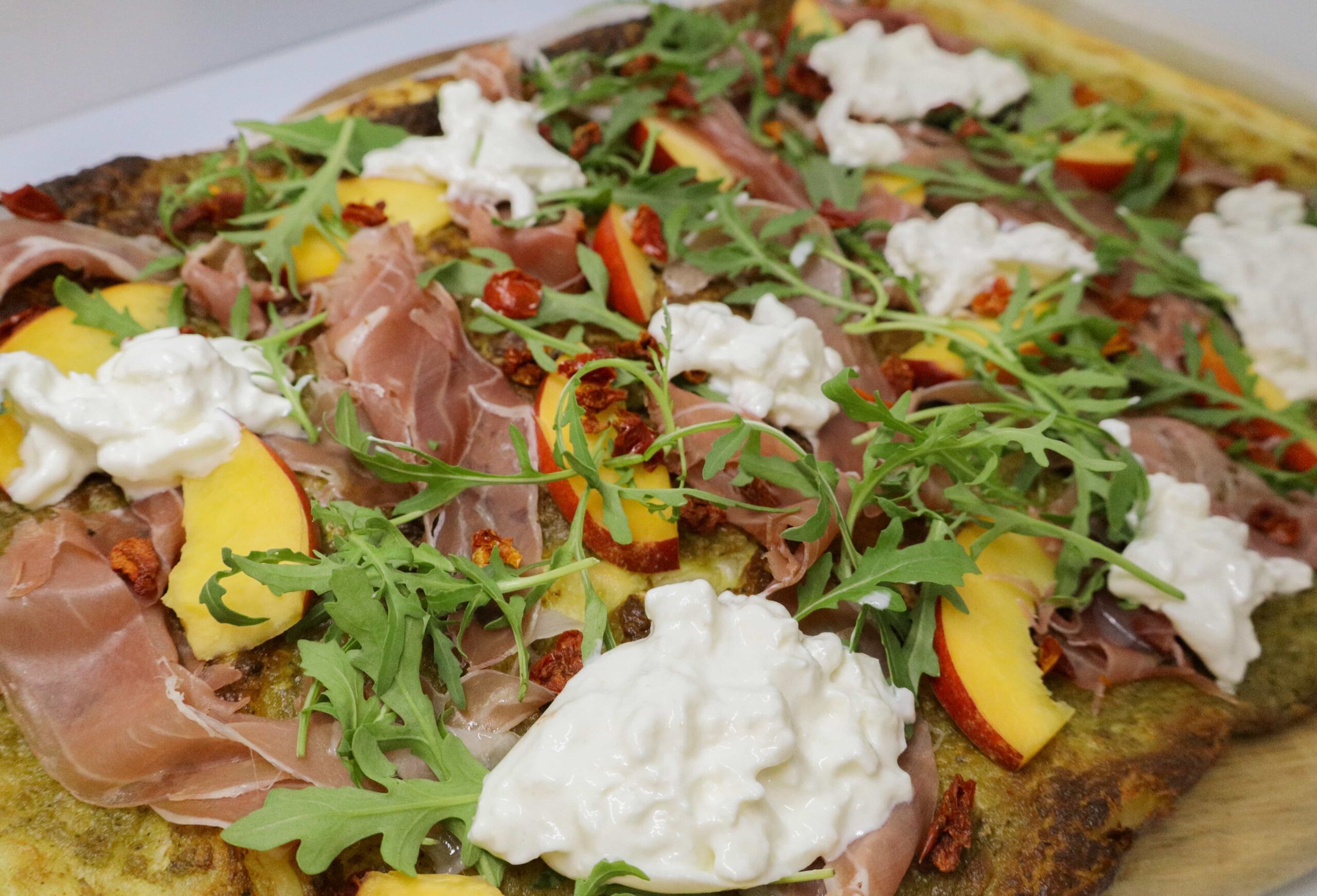 Zomerse plaattaart met pesto, nectarine & burrata
