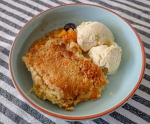 Peach cobbler met Amarene kersen en appel-kaneelblokjes