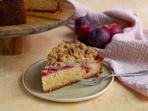 Bruine boter-miso-pruimencake met pecancrumble
