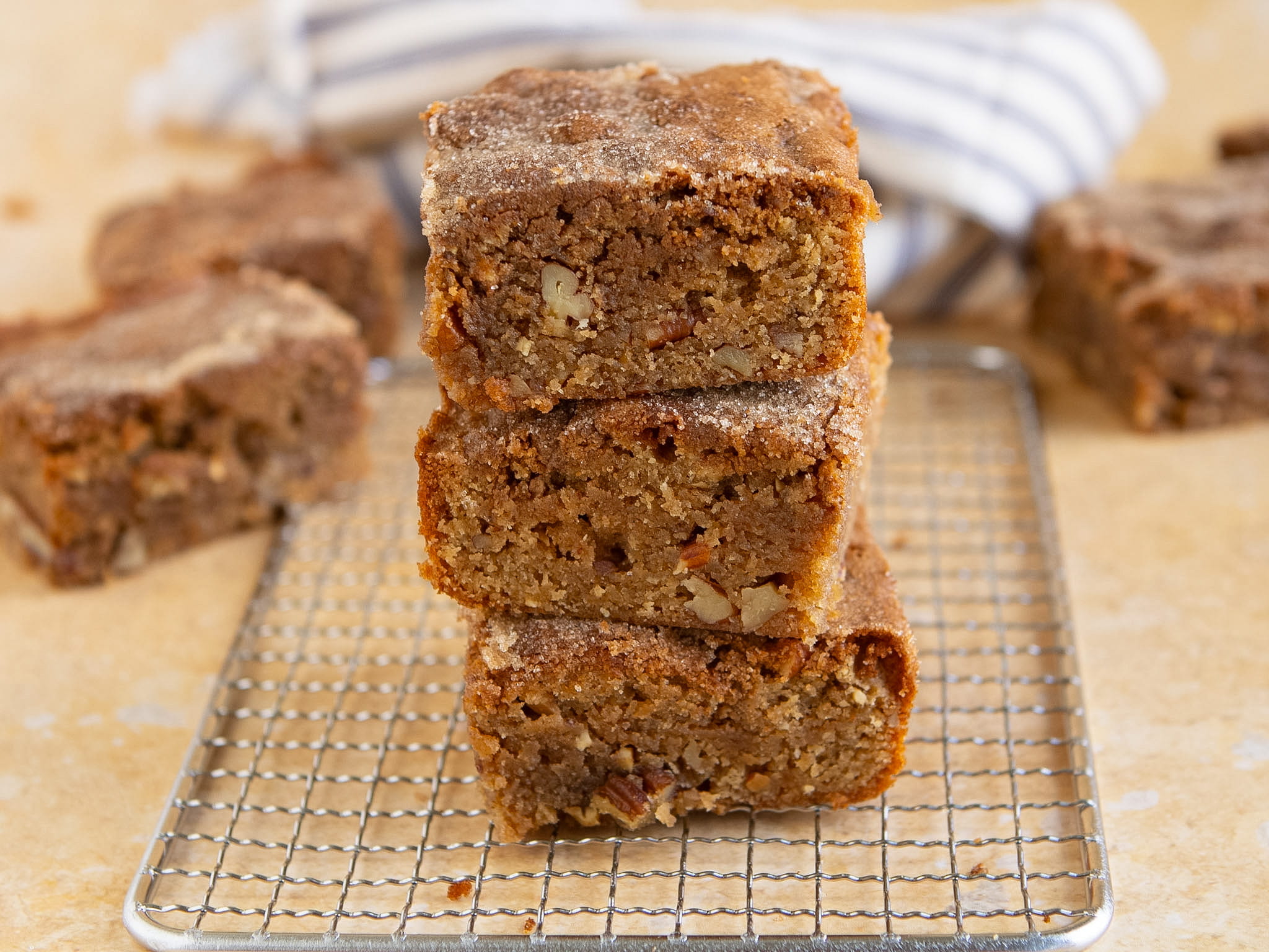 Chai-amandelblondies met pecan & kaneelsuiker