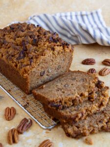 Appel & pecan pumpkin spice cake