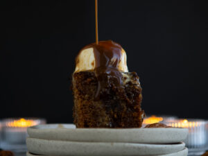 Sticky dadelcake met espresso-toffeesaus